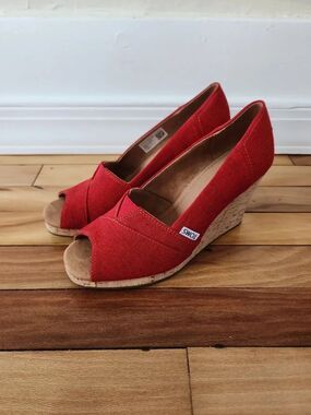 Tom’s Shoes Women's Peep Toe Pump Style Wedges Cork Red Size 7 Sandals